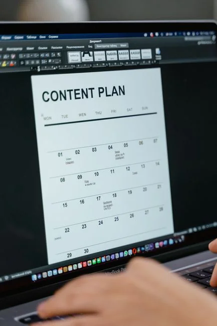 gallery-04 Vue de dessus d’une équipe d’entreprise analysant des graphiques et des données sur papier pour la planification stratégique.